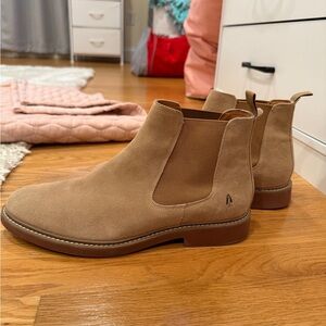 Chestnut hush puppies men boots great condition